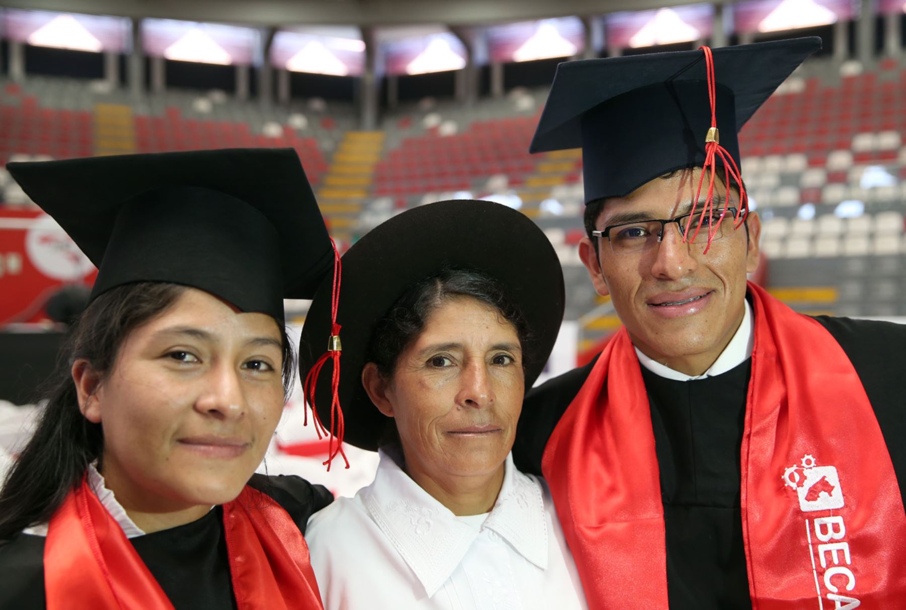 Estudiante recibiendo asesoría